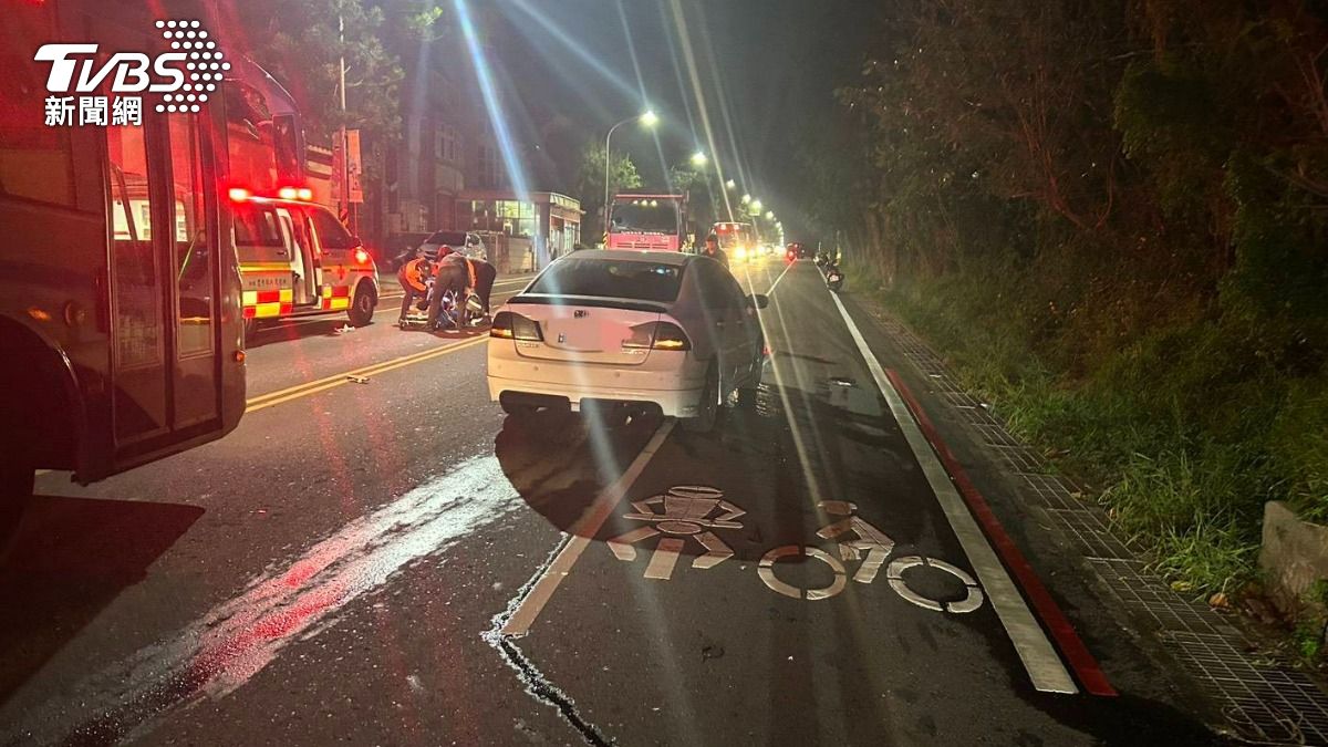 澎湖馬公發生死亡車禍,現場為小轎車與機車發生碰撞,女騎士傷重身亡。(圖/TVBS)