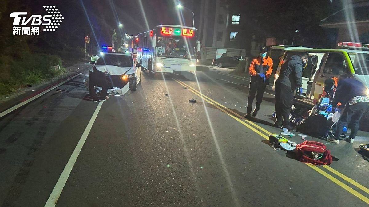 澎湖馬公發生死亡車禍,現場為小轎車與機車發生碰撞,女騎士傷重身亡。(圖/TVBS)