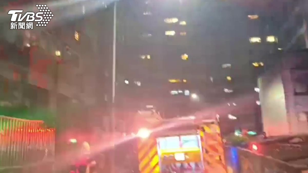 新北市消防局派出大量人車前往搶救。(圖/TVBS)