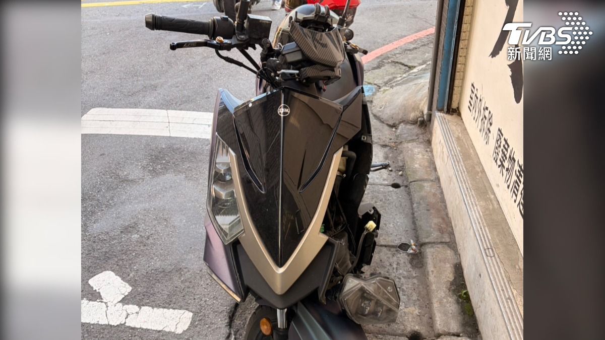 陳男的車燈也因撞擊毀損脫落。(圖/TVBS)