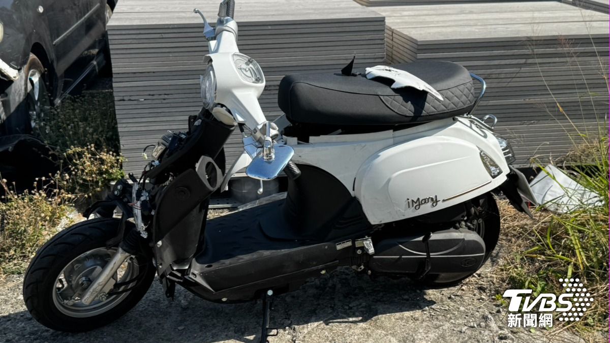 母子機車毀損嚴重。(圖/林雅婷攝)