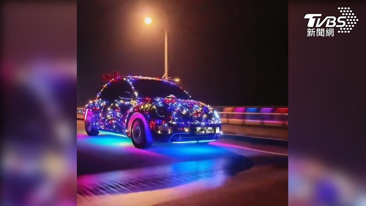 開在道路上實在吸睛,一部汽車裝有麋鹿角,還有各種燈飾,整部車閃閃發光,五彩繽紛的模樣讓人忍不住多看幾眼(圖/翻攝Threads_cdw.0214)