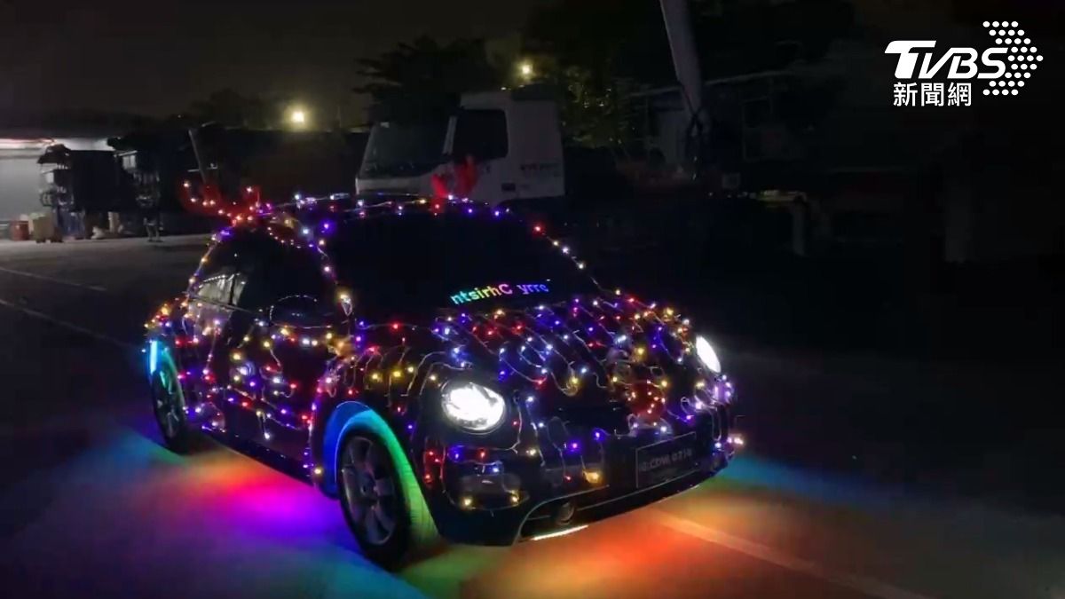 車主特地打扮成耶誕老人,坐上五光十色的汽車十分酷炫,不只有愛心,還有相當應景的聖誕樹造型(圖/翻攝Threads_cdw.0214)
