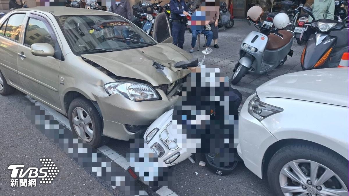 高雄母騎車載兒遇逆向暴衝車「撞成夾心」 搶救不治