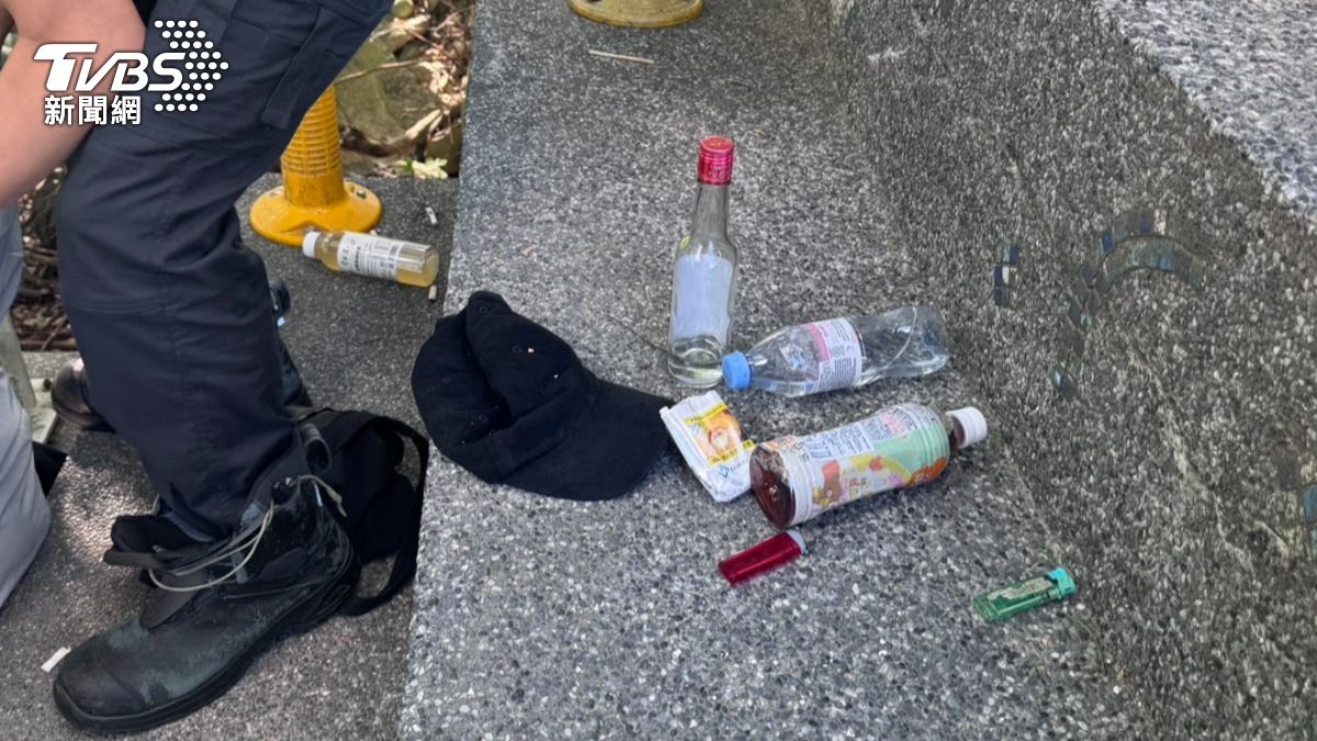情侶檔被發現倒臥在新店陽光公園的階梯下，警方在現場找到空酒瓶。（圖／TVBS）