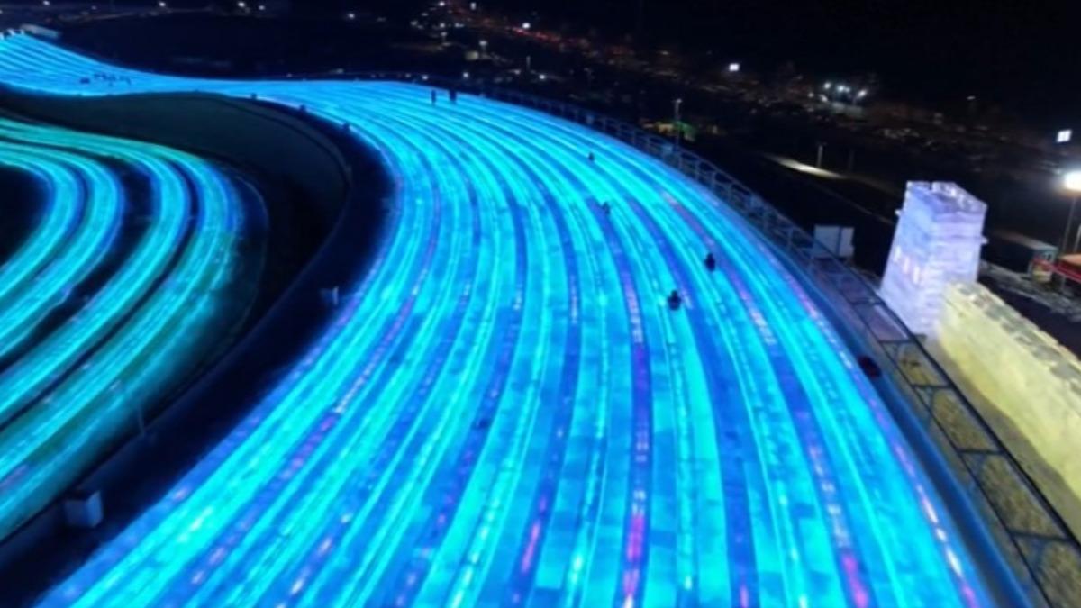 冰雪大世界最受矚目的是521公尺長的超級冰滑梯。(圖/央視)