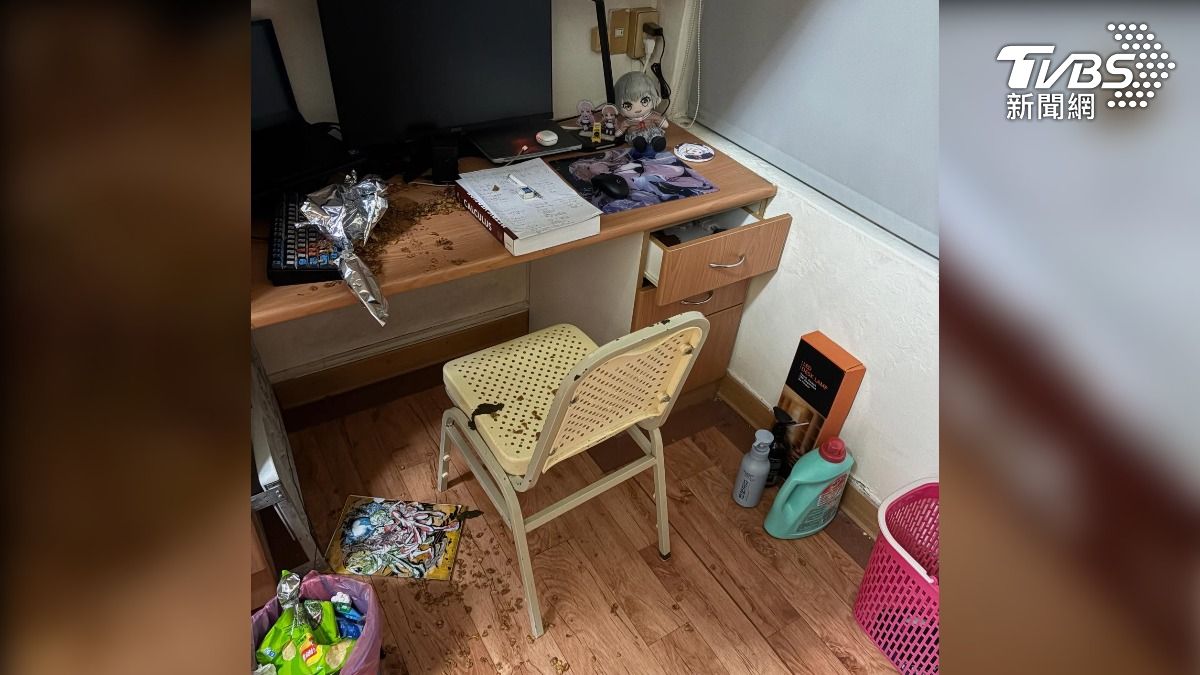 猴子吃飽喝足,還在桌椅留下了「黃金」,前後五分鐘,受害的學生好傻眼(圖/翻攝Threads___chn.27)