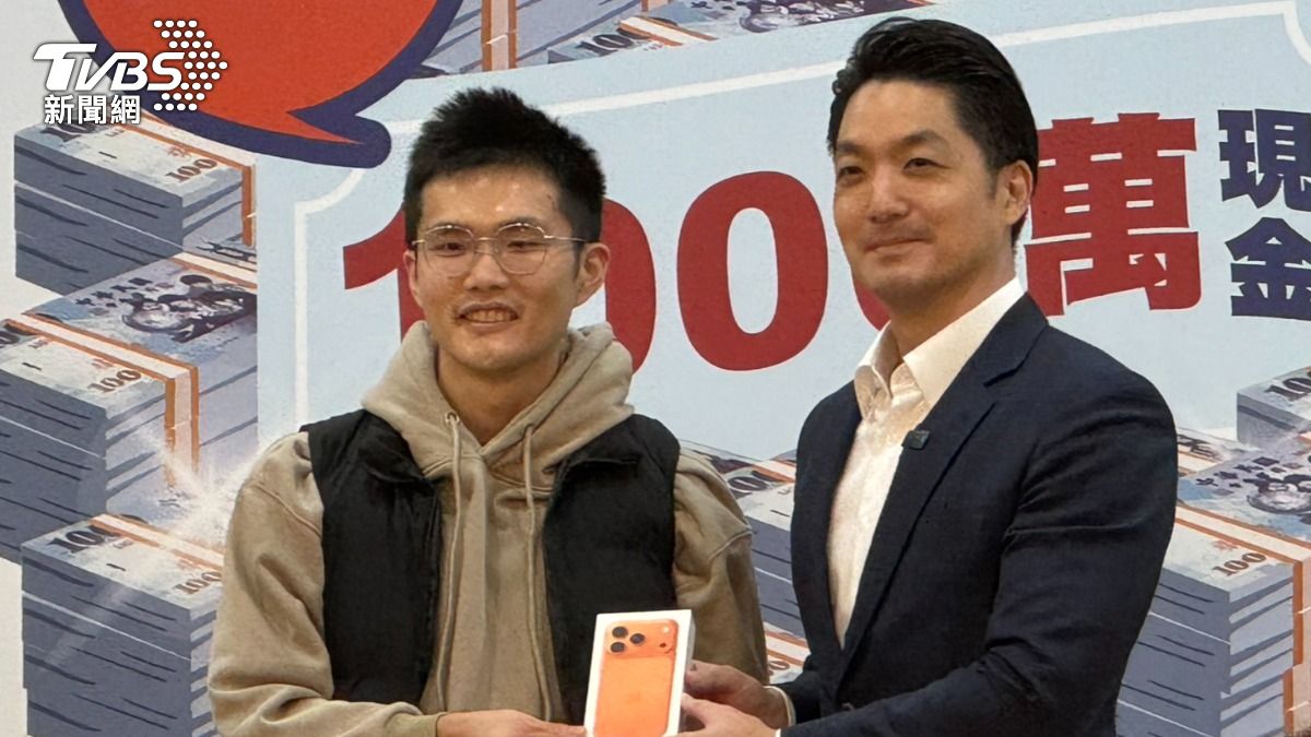 台北市長蔣萬安(右)送出iPhone手機。(圖/陳怡潔攝)