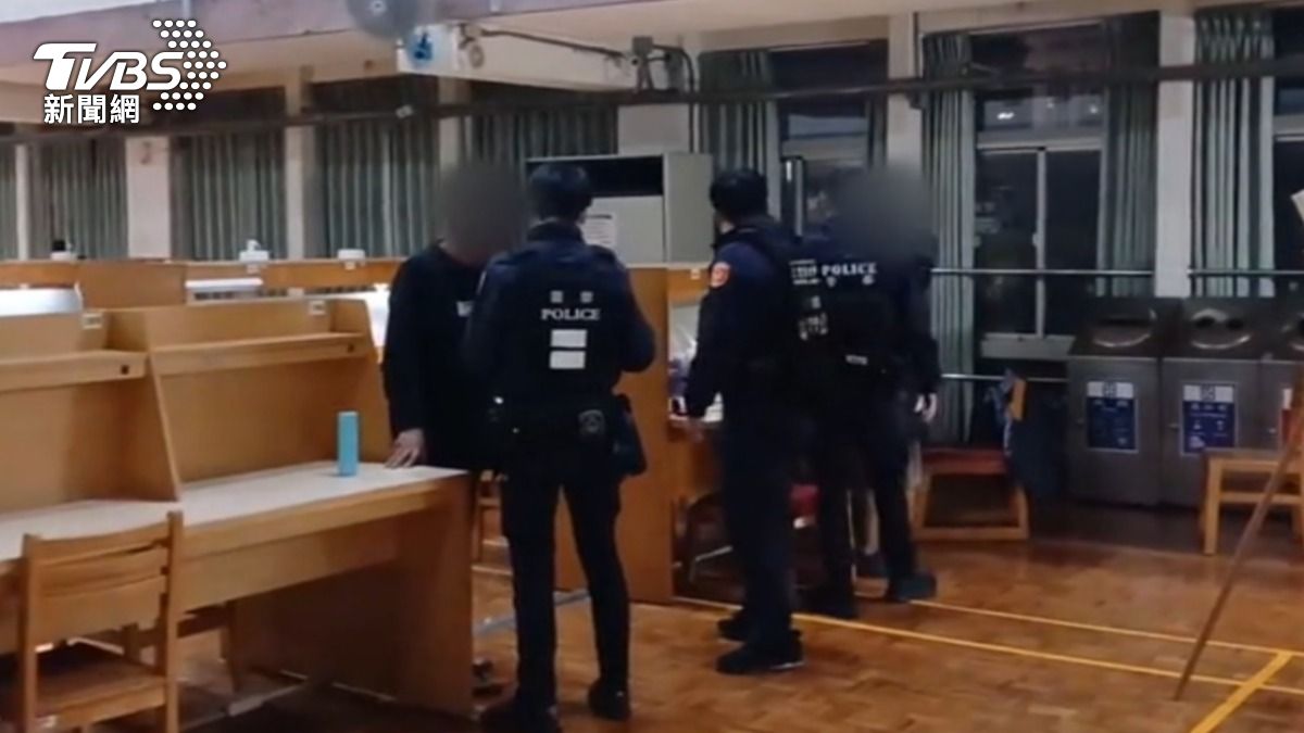 兩男圖書館爆拉扯,觸動AED設備。(畫面提供/歐哥)