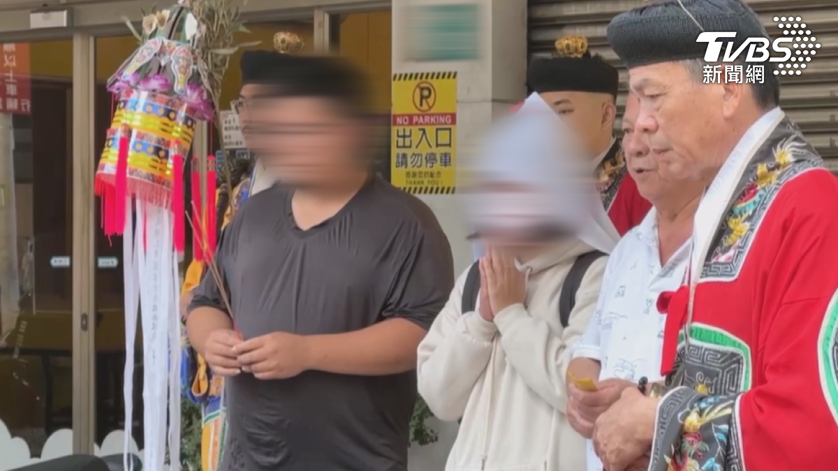 23歲事業與愛情才剛要起步就魂斷輪下,媽媽淚訴「為甚麼要奪走我女兒」,數度哽咽,也喊話司法單位能給她們一個公道(圖/TVBS)
