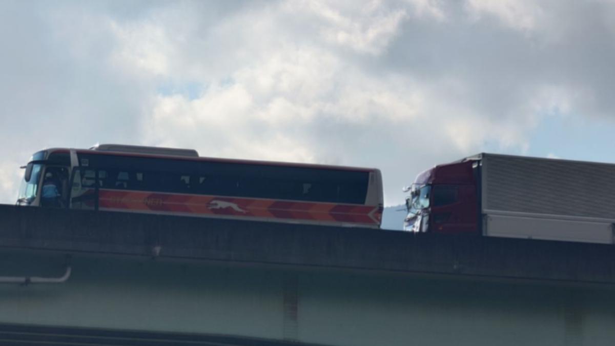 日本德島高速公路意外!卡車追撞遊覽車 20傷10人緊急送醫