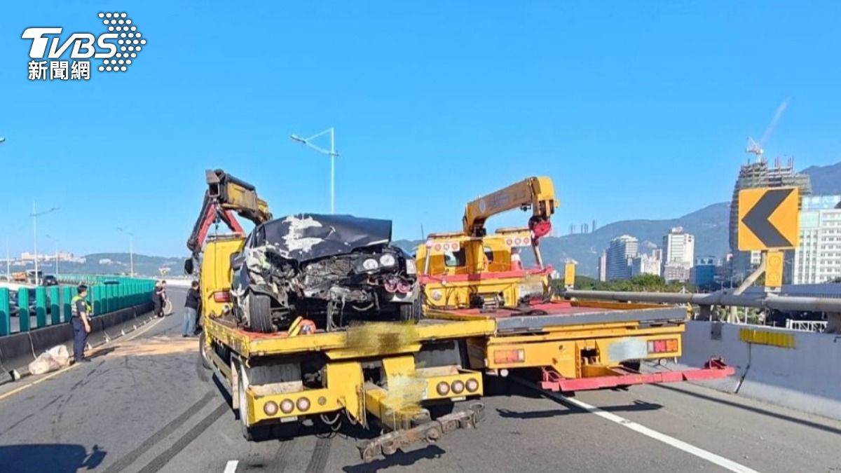 男子沒注意前方因車禍回堵的車輛，高速追撞多元計程車，釀成另一起事故。 (圖／TVBS)