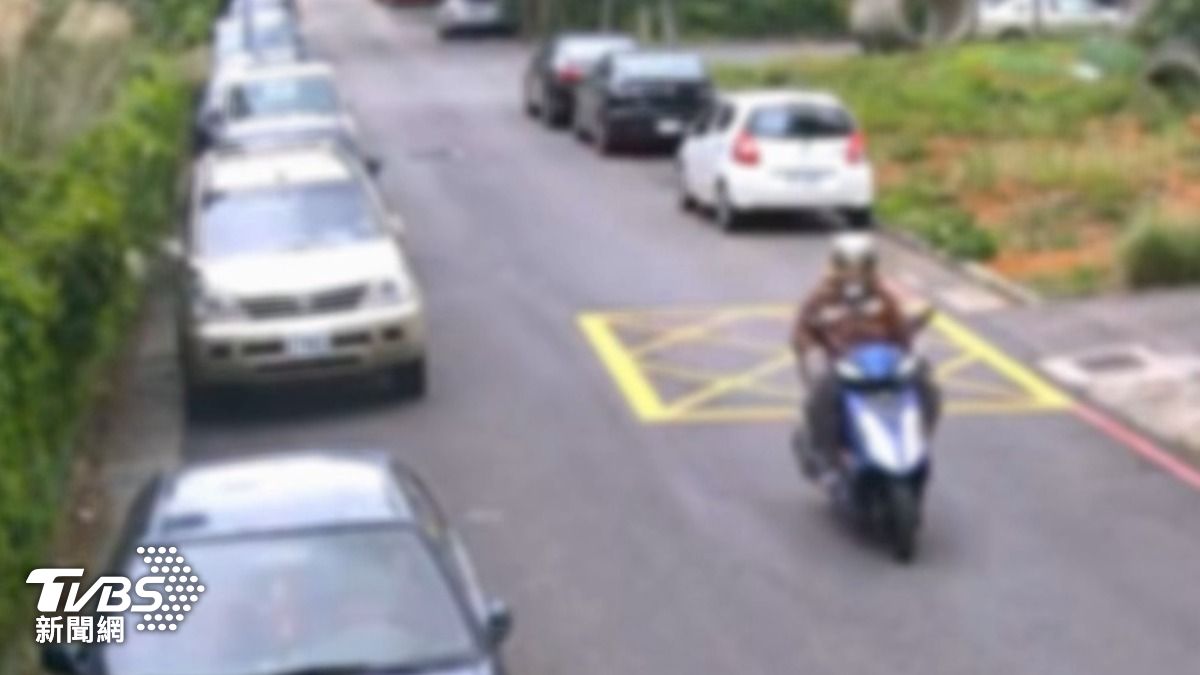 葉男騎車逃逸畫面。（圖／TVBS）