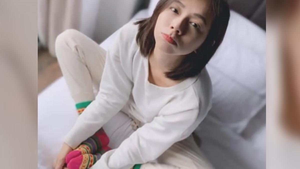 夏于喬穿著彩色襪子坐床的畫面竟被網友離奇指控。(圖/翻攝自夏于喬臉書)
