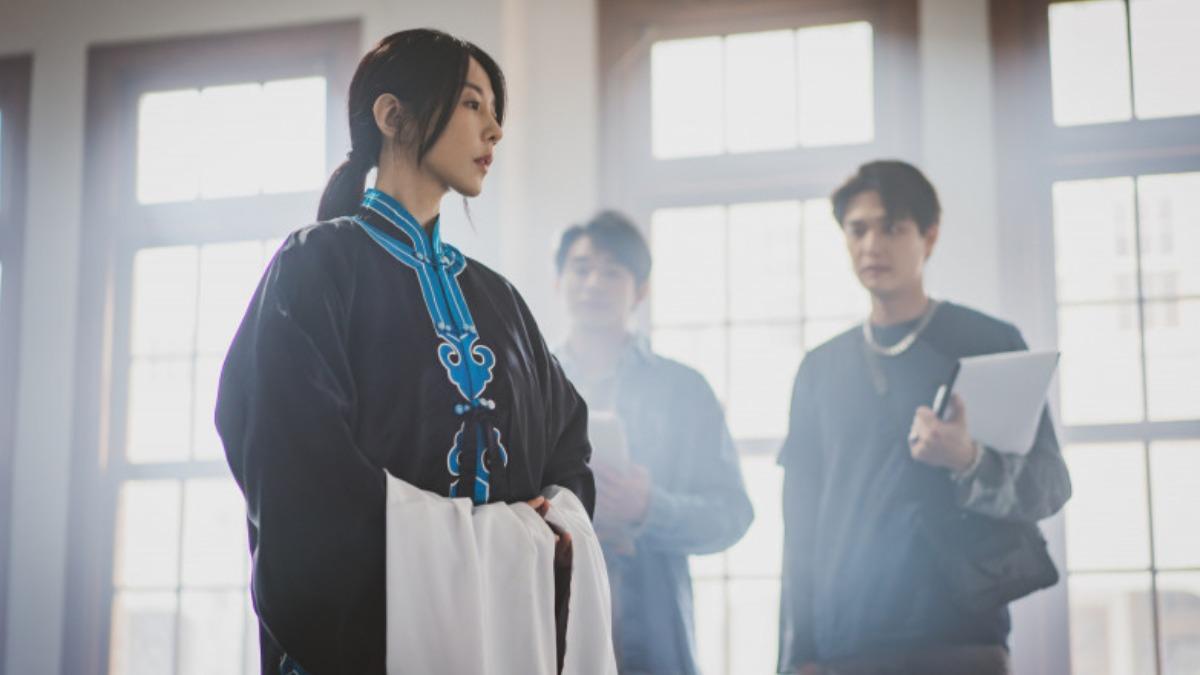 邵雨薇(左)將在《啵me之我的青春住了鬼》展現傳統戲曲之美。(圖/風暴國際提供)