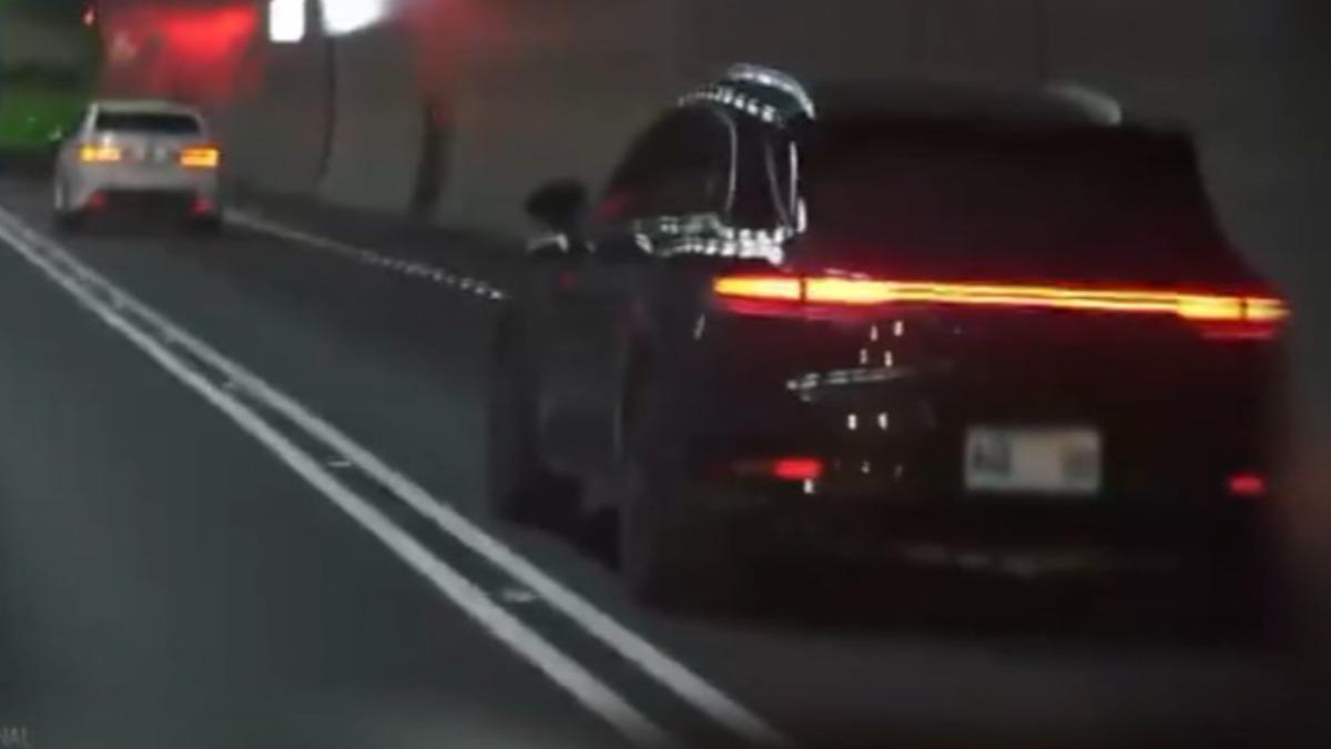 黑色休旅車車牌疑似貼反光貼紙，中間兩個數字難以辨識。（圖／民眾提供）