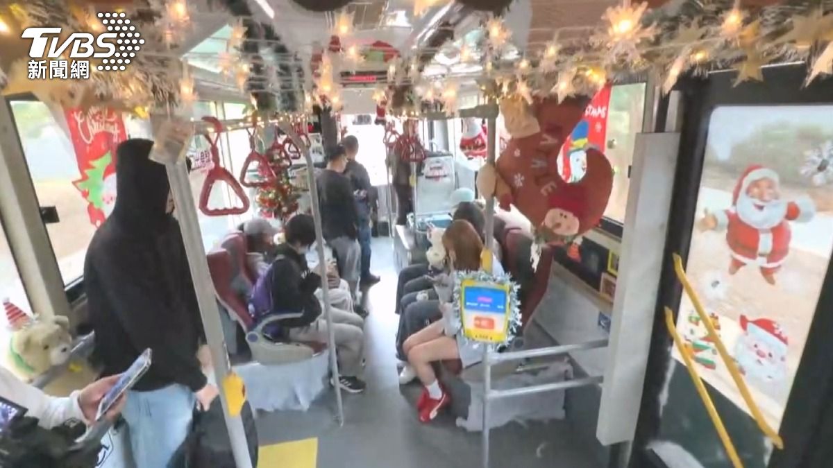 東海大學司機,打造「移動耶誕樹」公車拍貼超有fu。(圖/TVBS)