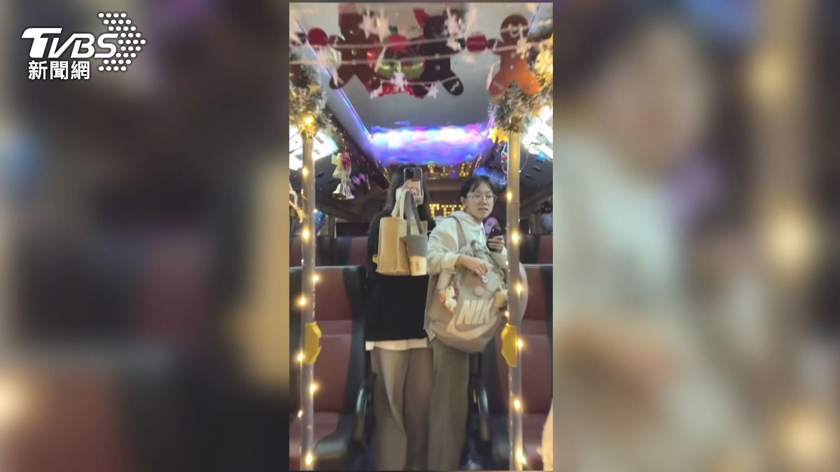 司機還幫學生用行車紀錄器自拍,公車秒變大型拍貼機。(圖/TVBS)