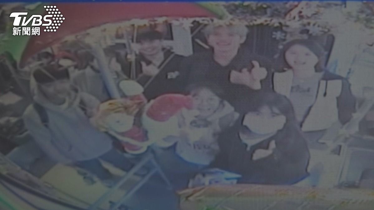 學生可以翻拍車上監視器螢幕,創造出宛如復古相機的照片效果,吹起了Y2K風格。(圖/TVBS)