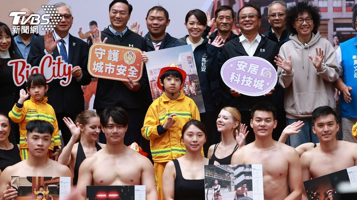 高虹安復職首行程，參加消防形象月曆發表。（圖／華子琛攝）