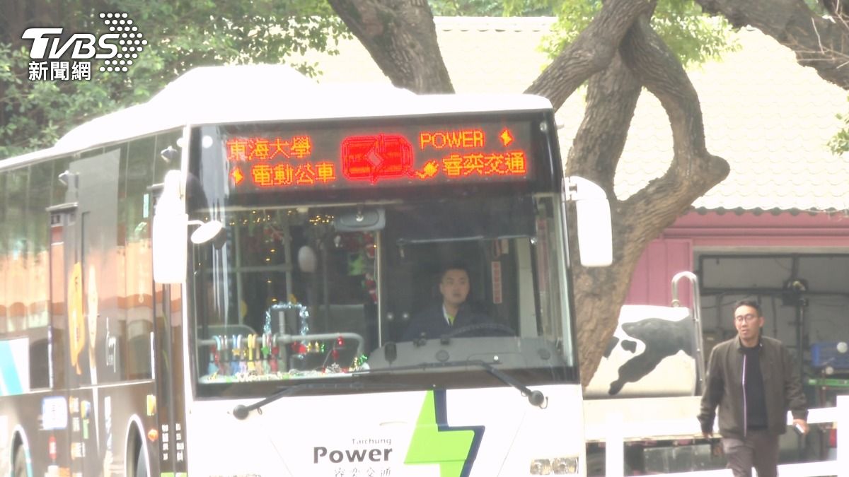 瑪麗亞凱莉的耶誕歌曲「解凍」,東海大學這輛耶誕公車也正式「解凍」。(圖/TVBS)