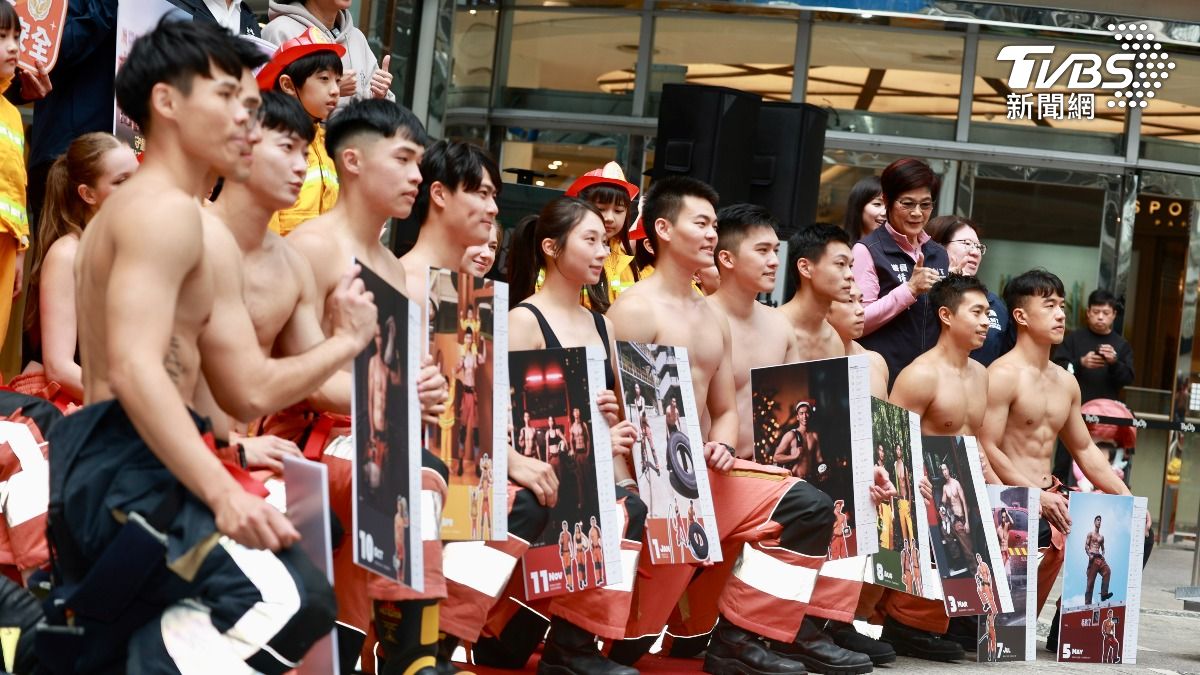 高虹安復職首行程，參加消防形象月曆發表。（圖／華子琛攝）