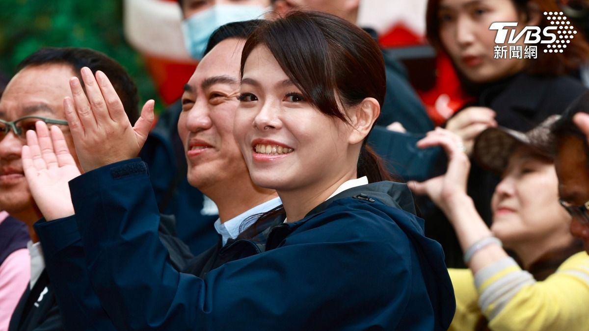 高虹安復職首行程，參加消防形象月曆發表。（圖／華子琛攝）