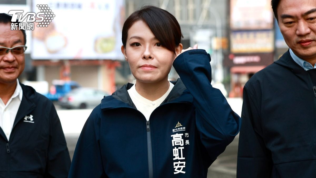 高虹安復職首行程,參加消防形象月曆發表。(圖/華子琛攝)