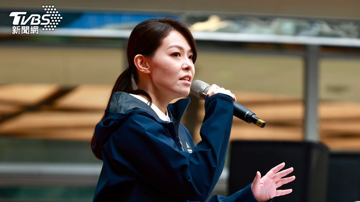 高虹安復職首行程,參加消防形象月曆發表。(圖/華子琛攝)