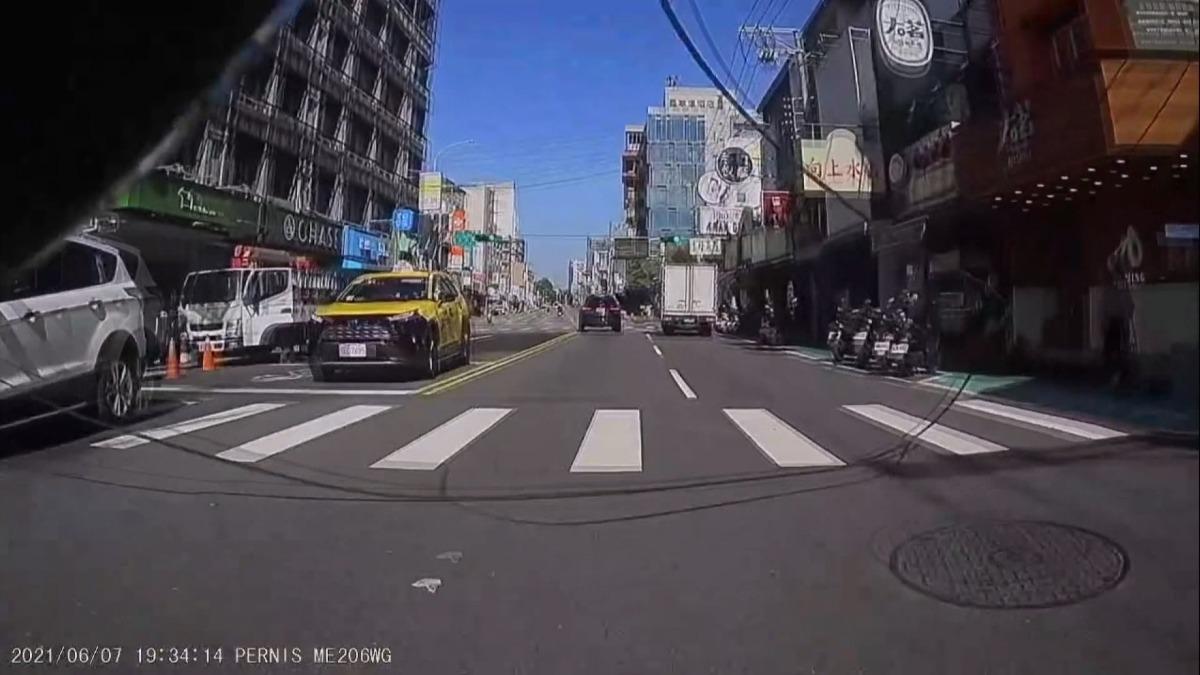 逢甲商圈電纜突墜落!騎士遭擊中驚魂 後方公車計程車差點遭殃。(圖/TVBS)