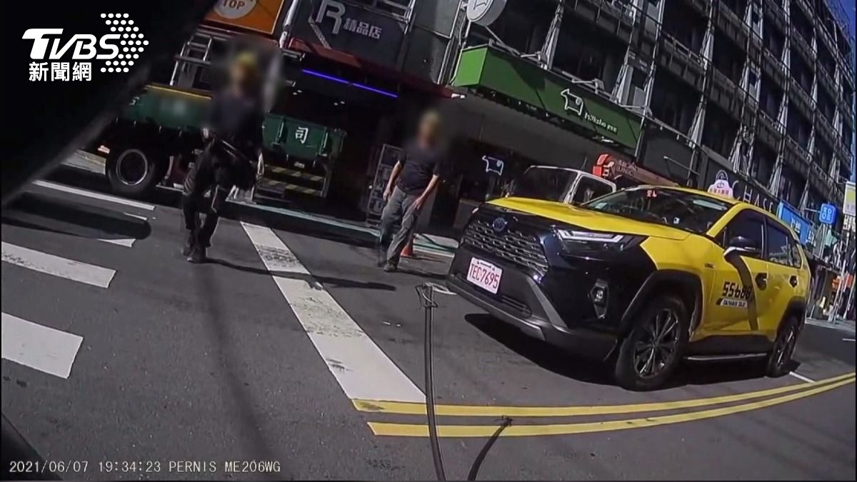 台中工人操作不慎 電纜「砸機車」險釀大禍。(圖/TVBS)