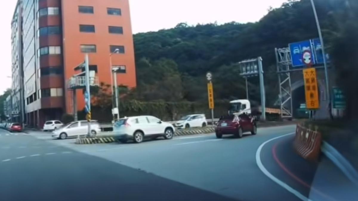 蘇花改入口急切車道釀糾紛　白車跨越車道可開罰。（翻攝Threads mengxue0502提供）