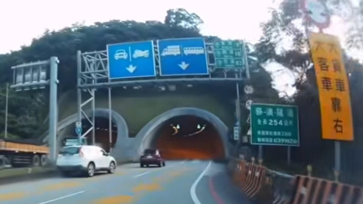 蘇花改入口急切車道釀糾紛 白車違規跨越車道恐開罰