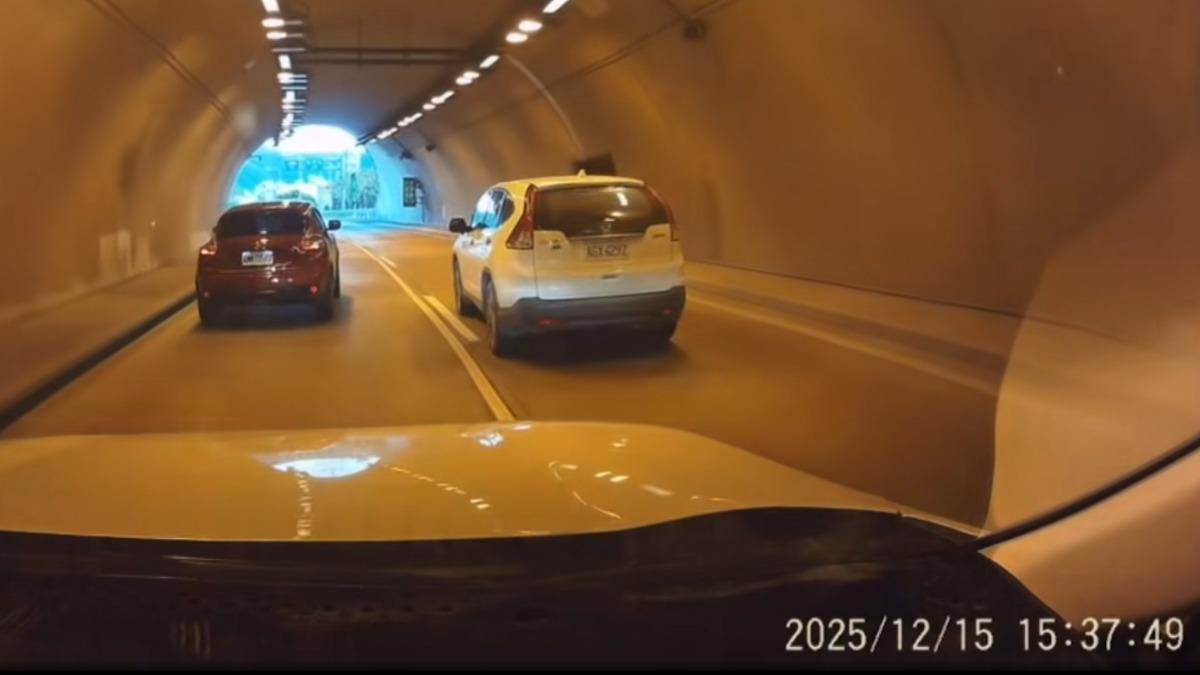 遭逼車？ 白車怒跨車道鳴按喇叭嗆聲 反面臨開罰。（圖／翻攝Threads mengxue0502授權)