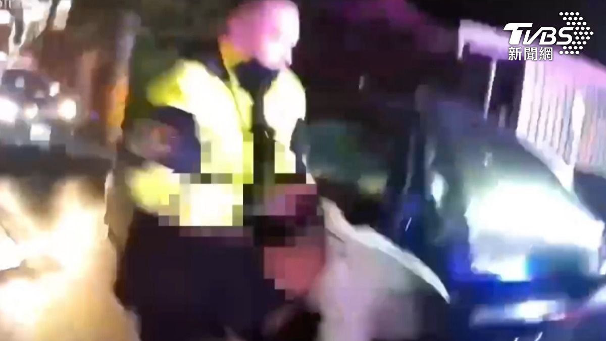 許男被員警拖下車。（圖／TVBS）