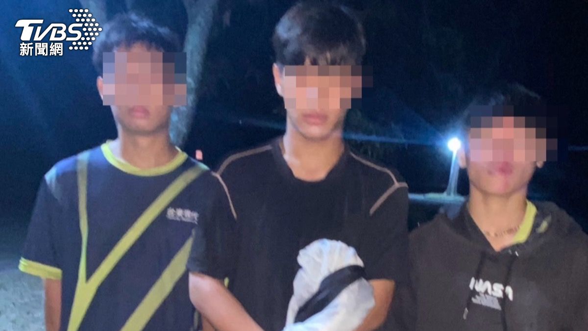 台東某完全中學3名學生在校園內三貼受傷,校長發現未立即送醫,斥責三人後還要求立正拍照。(圖/讀者提供 )