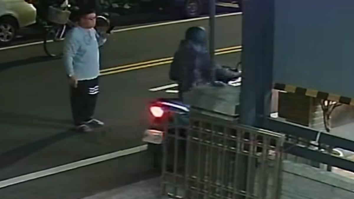 男子不管一旁路人驚慌的眼神，逕自騎車離去。（圖／翻攝自臉書伸港小鎮）