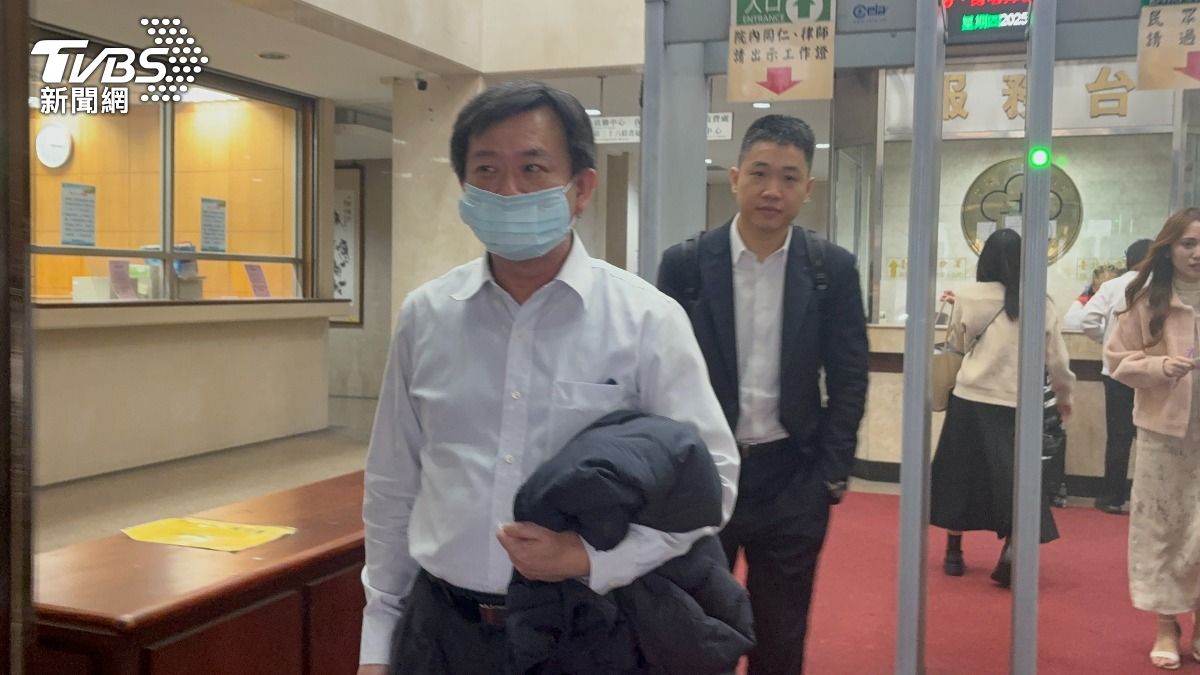 威京財務部經理張志澄與律師周政憲。(圖/潘千詩攝)