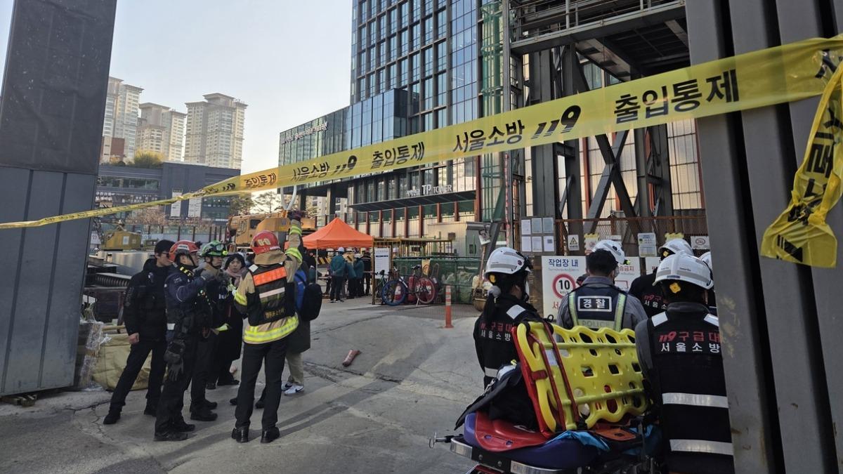 南韓首爾的地鐵站「汝矣島站」18日驚傳工地鋼筋倒塌的事件。（圖／翻攝自韓聯社）