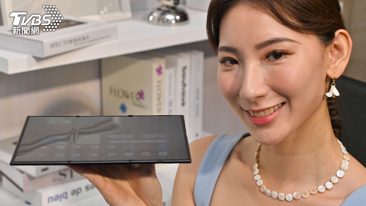 Galaxy Z TriFold展開僅3.9mm。（圖／胡瑞麒攝）