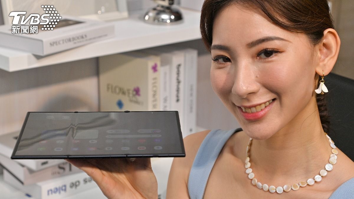 圖輯/Galaxy Z TriFold明日開賣 三摺疊機攤開10吋像平板