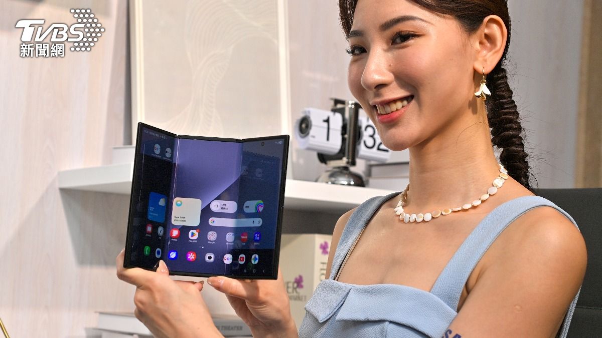 Galaxy Z TriFold攤開厚度只有3.9mm。(圖/胡瑞麒攝)
