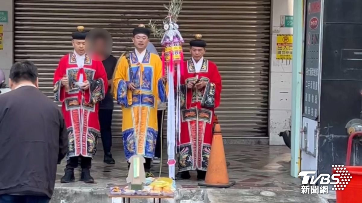 家屬重返現場招魂。(圖/TVBS)