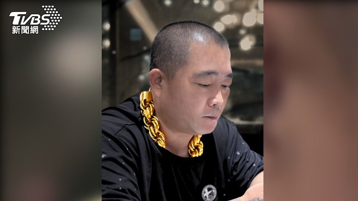 張先生表示，金鍊子實在太重了，戴太久會噁心想吐，很不舒服。（圖／TVBS）