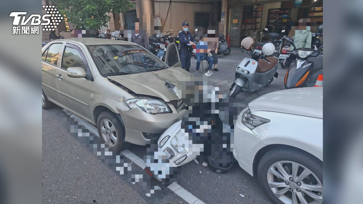 機車慘遭兩車夾擊，幾乎快要解體，53歲的女騎士不幸身亡，後座20歲兒子全身多處擦挫傷。（圖／TVBS）