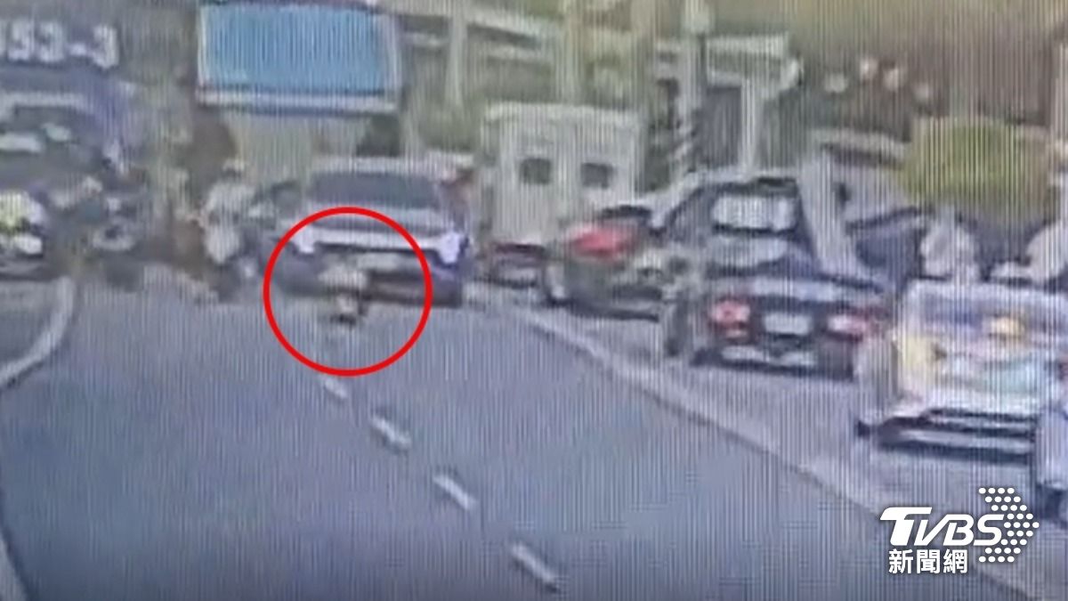 男童溜滑步車誤闖馬路,嚇壞用路人。(圖/TVBS)