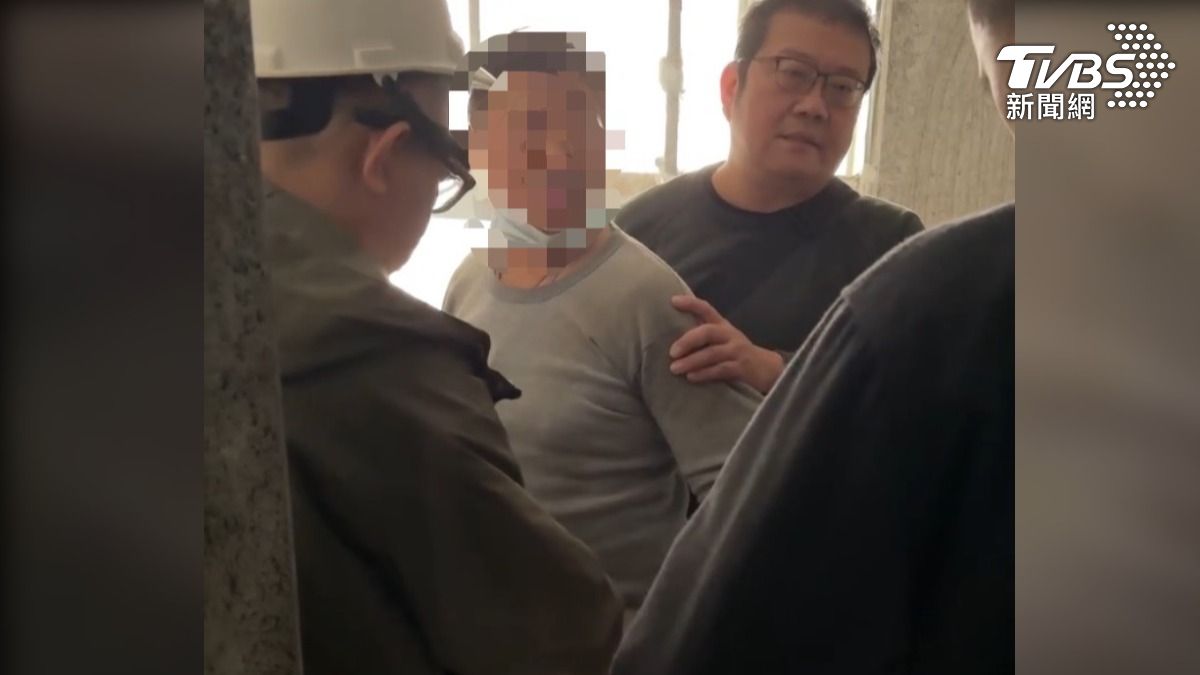 警方前往新莊區工地逮人。(圖/TVBS)