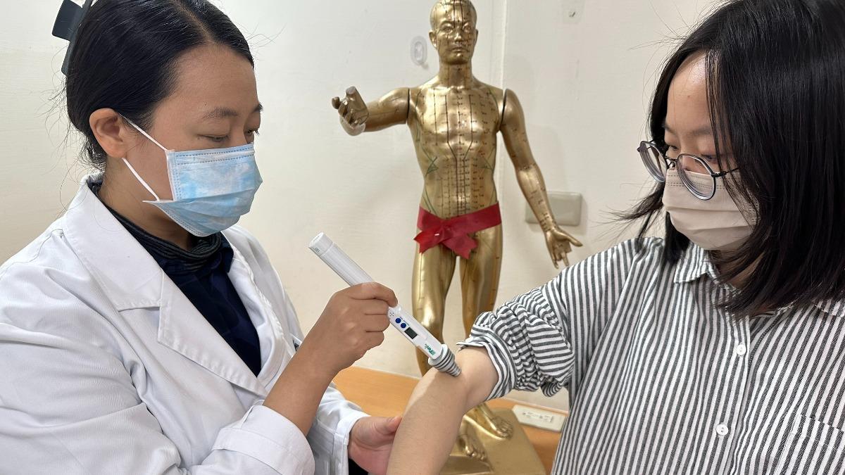 林邑蓉指出，雷射針灸並非只能應用在牙痛而已，是一種非侵入性、無痛的治療方式。（示意圖／豐原醫院提供）