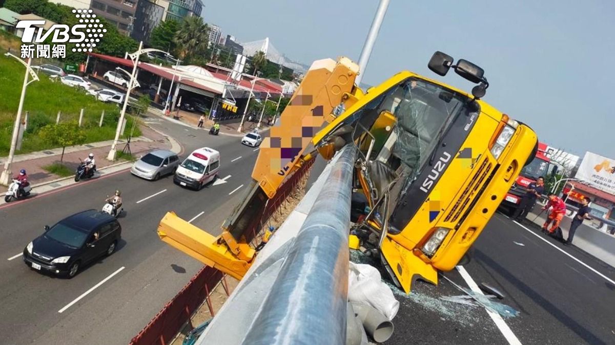 才涉過失致死!台中營造商又沒安全措施 起重機翻車1死1重傷