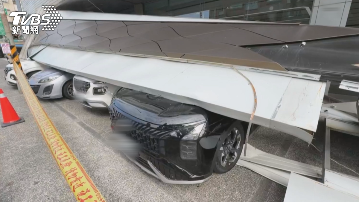 測試板金硬度?汽車展示中心「招牌整片砸」,6車慘遭殃。(圖/TVBS)